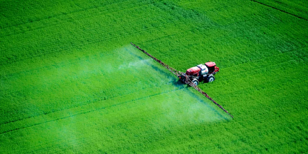 фото обработка поля пестицидами