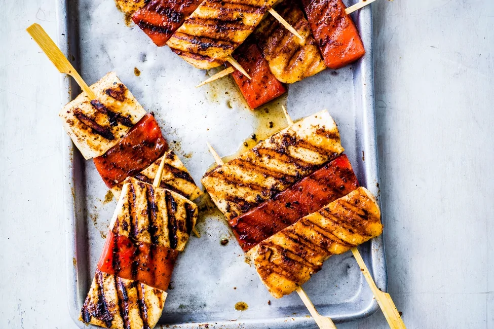 Шашлик з пряним халумі та кавуном